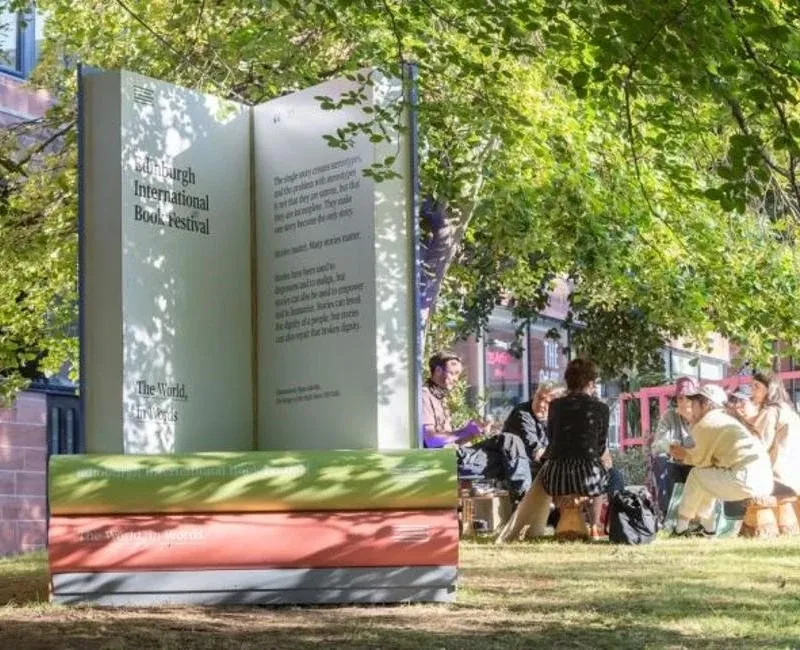 Edinburgh-Books-Festival: Ca. drei Meter hohes aufgeschlagenes Buch senkrecht im Park stehend