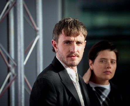 Motivbild Edinburgh-Film-Festival. Zwei Darsteller sehen in die Kamera