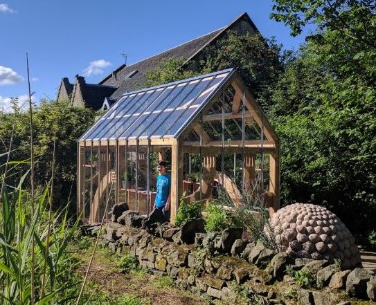 Edinburgh-Kunst-Festival: Gartenhaus mit riesigem, in Stein gefertigtem Gürteltier
