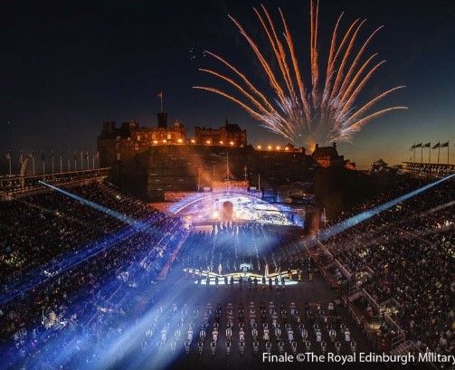 Edinburgh-Military-Festival. Feuerwerk und Parade des Dudelsackspielerkorps